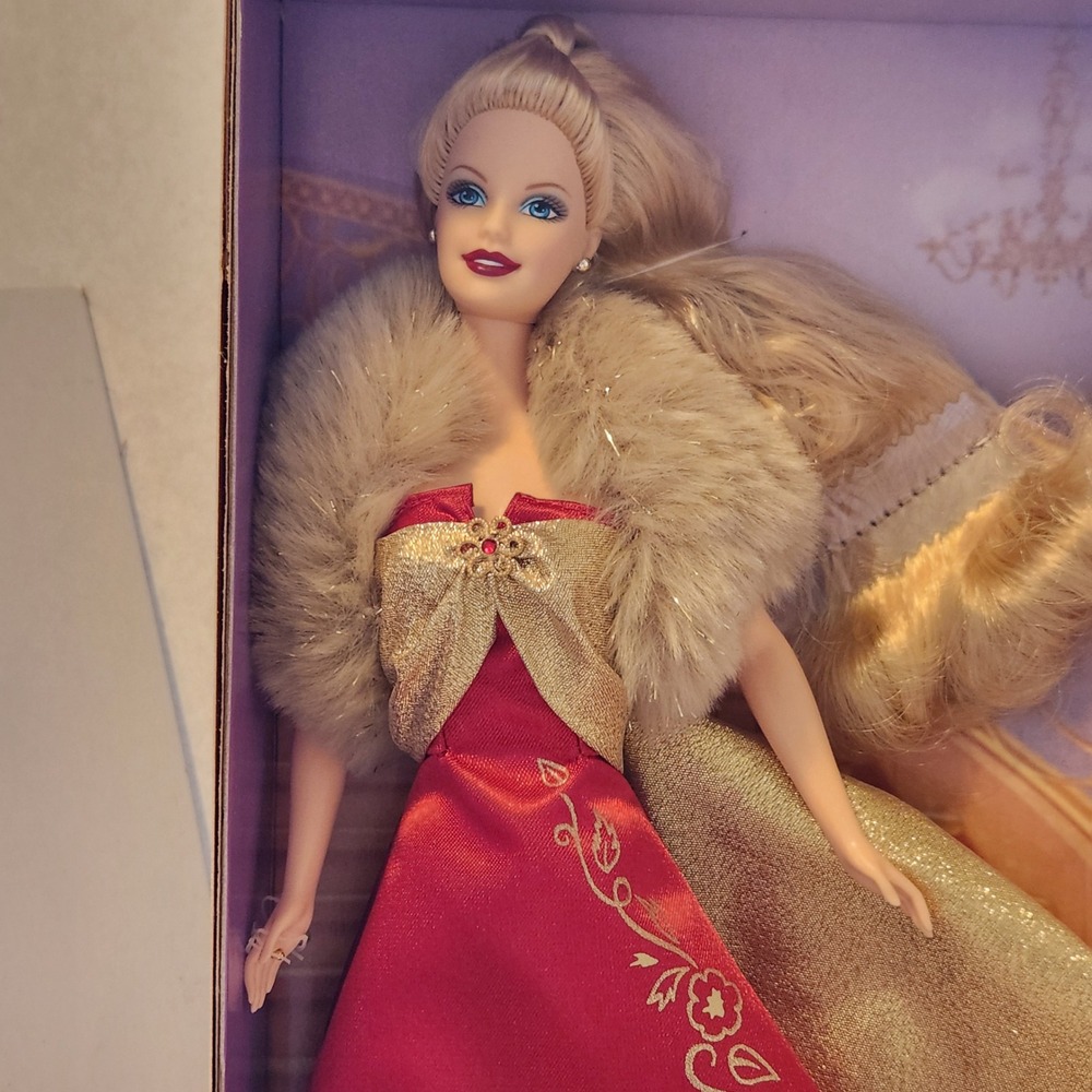 Mattel Glamorous Gala Barbie Doll Red Gown Gold Filigree Faux‎ Fur Stole NIB - Picture 3 of 9